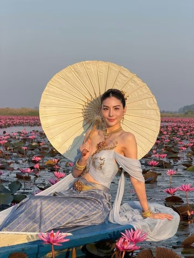 Tiết lộ sốc của nữ ca sĩ 32 tuổi vừa đăng quang Hoa hậu H&ograve;a b&igrave;nh Th&aacute;i Lan- Ảnh 11.