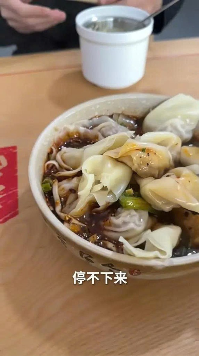 Ca sĩ "c&agrave;n qu&eacute;t" 5 t&ocirc; m&igrave; ở qu&aacute;n lề đường, qu&aacute;n ăn v&ocirc; danh bất ngờ vỡ trận đến mức phải ho&agrave;n tiền - Ảnh 6.