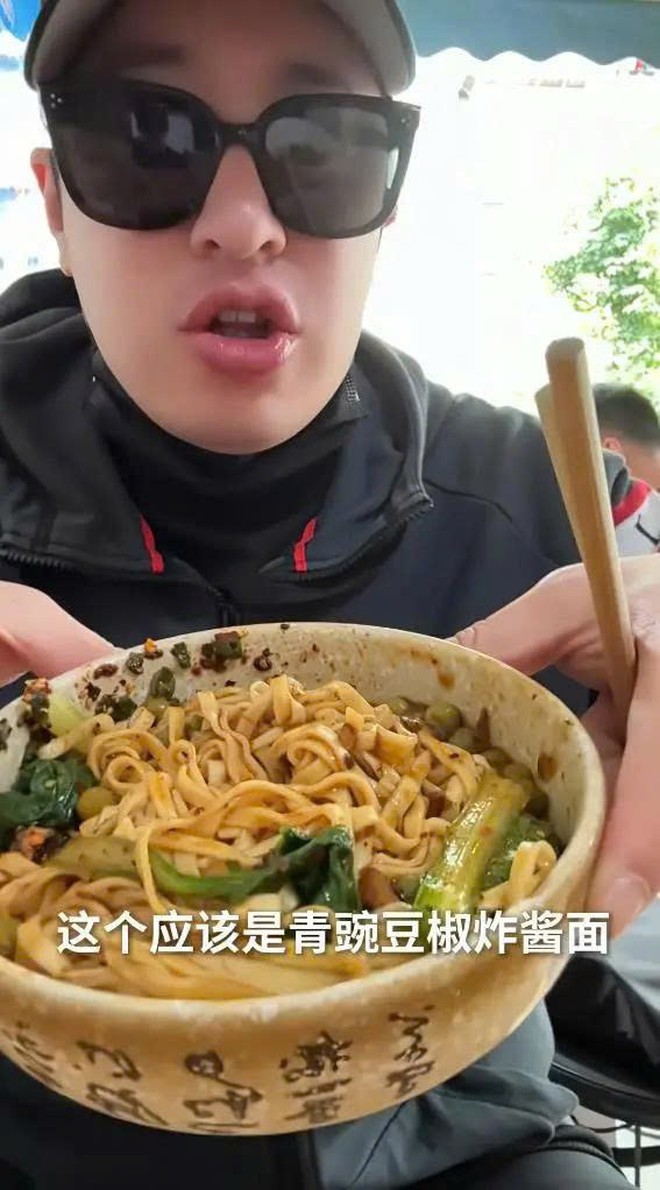 Ca sĩ "c&agrave;n qu&eacute;t" 5 t&ocirc; m&igrave; ở qu&aacute;n lề đường, qu&aacute;n ăn v&ocirc; danh bất ngờ vỡ trận đến mức phải ho&agrave;n tiền - Ảnh 1.