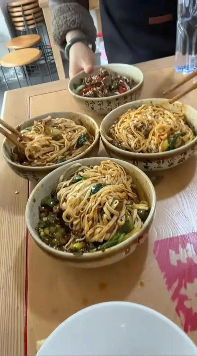 Ca sĩ "c&agrave;n qu&eacute;t" 5 t&ocirc; m&igrave; ở qu&aacute;n lề đường, qu&aacute;n ăn v&ocirc; danh bất ngờ vỡ trận đến mức phải ho&agrave;n tiền - Ảnh 4.