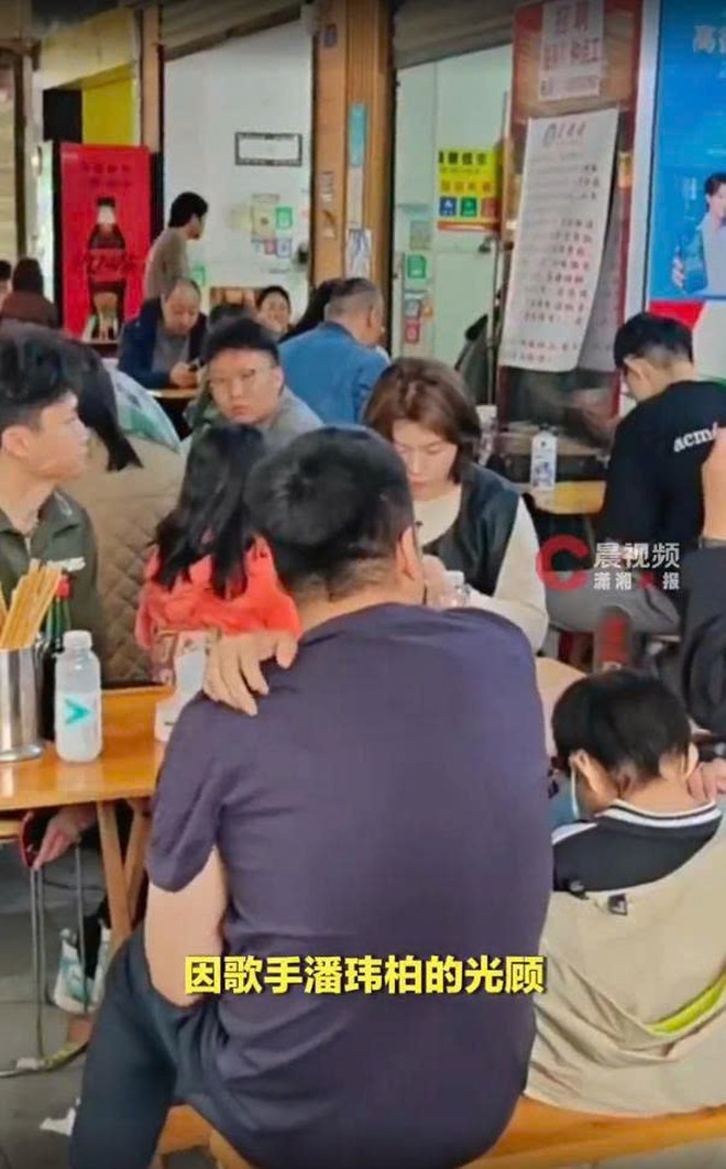 Ca sĩ "c&agrave;n qu&eacute;t" 5 t&ocirc; m&igrave; ở qu&aacute;n lề đường, qu&aacute;n ăn v&ocirc; danh bất ngờ vỡ trận đến mức phải ho&agrave;n tiền - Ảnh 7.