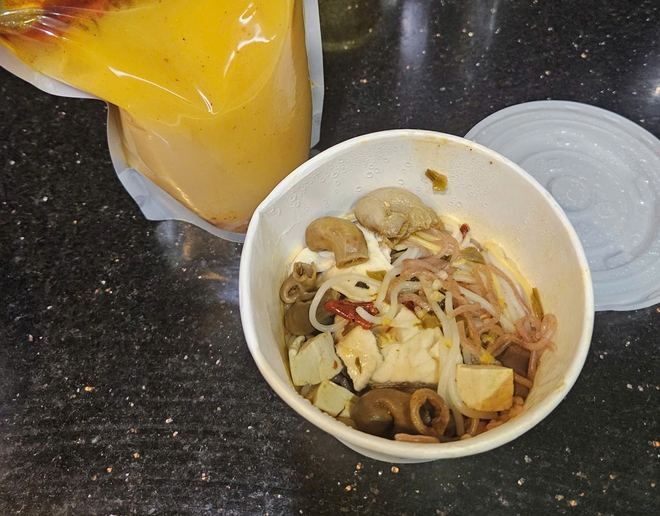 S&aacute;ng uống Starbucks 45k, trưa đặt đồ ăn, tối eat clean cho đẹp d&aacute;ng: C&aacute;ch c&ocirc; g&aacute;i 30 tuổi ăn cả th&aacute;ng kh&ocirc;ng hết 5 triệu! - Ảnh 6.