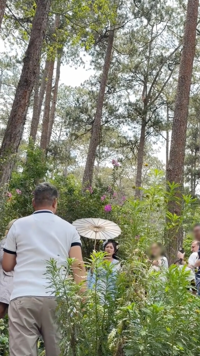 Cô Long - chủ quán Happy Hill bị khách quát tháo, bắt ra tiếp đoàn 45 người: “Em không bán vé để làm xiếc hay múa rối đâu anh!” - Ảnh 1.