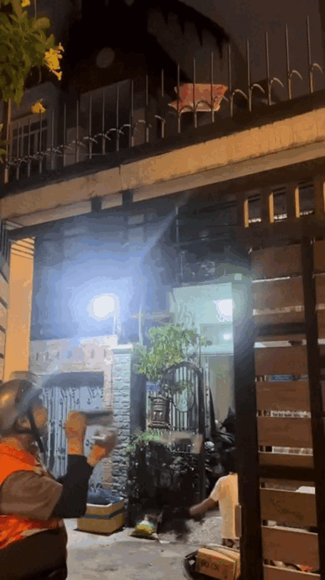 Cảnh n&agrave;y thật quen thuộc: Chỉ shipper v&agrave; kh&aacute;ch ruột mới d&aacute;m l&agrave;m- Ảnh 5.