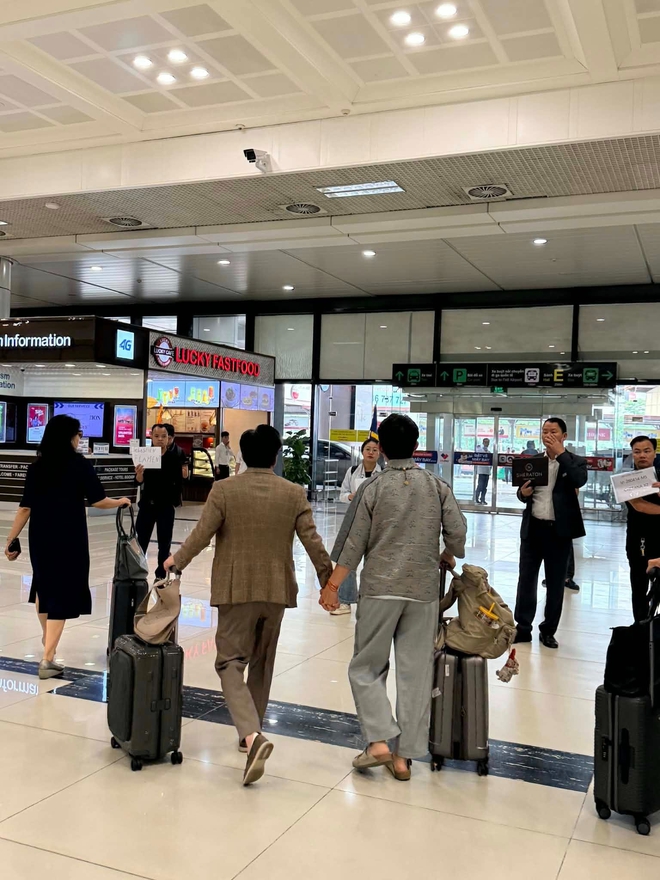 Chuyện g&igrave; tr&ecirc;n m&aacute;y bay m&agrave; Cường Đ&ocirc; La phải "tag" thẳng vợ Minh Nhựa? - Ảnh 2.