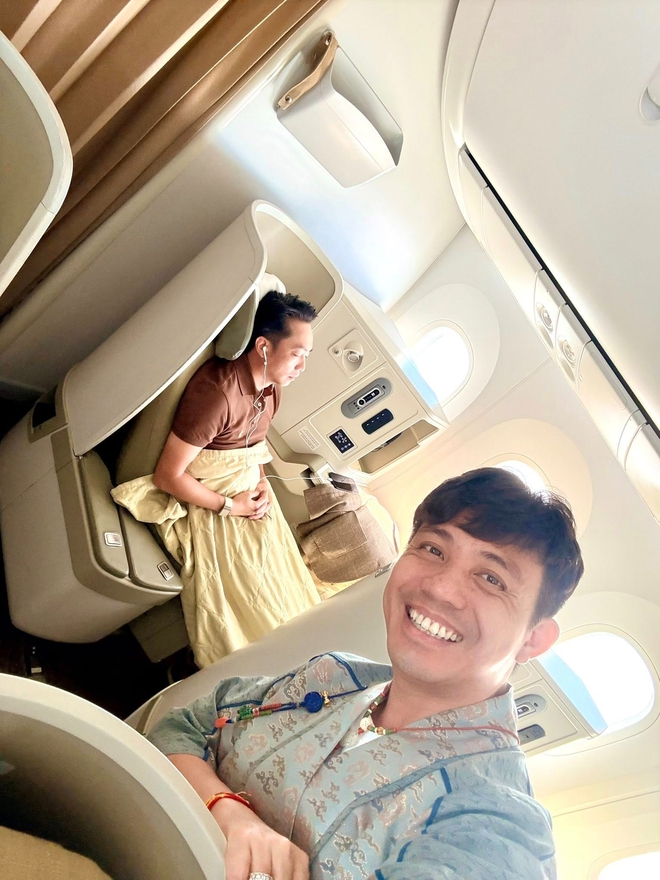 Chuyện g&igrave; tr&ecirc;n m&aacute;y bay m&agrave; Cường Đ&ocirc; La phải "tag" thẳng vợ Minh Nhựa? - Ảnh 3.