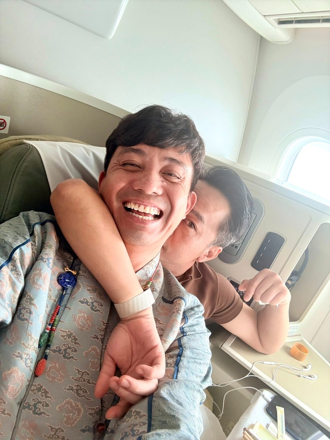 Chuyện g&igrave; tr&ecirc;n m&aacute;y bay m&agrave; Cường Đ&ocirc; La phải "tag" thẳng vợ Minh Nhựa? - Ảnh 4.