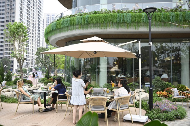 Qu&aacute;n cafe khủng ngay trong khu&ocirc;n vi&ecirc;n trường đại học đẹp nhất Việt Nam: Giao diện "tr&acirc;m anh thế phiệt", gi&aacute; cả c&oacute; đắt đỏ như lời đồn? - Ảnh 20.