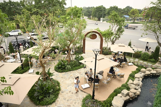 Qu&aacute;n cafe khủng ngay trong khu&ocirc;n vi&ecirc;n trường đại học đẹp nhất Việt Nam: Giao diện "tr&acirc;m anh thế phiệt", gi&aacute; cả c&oacute; đắt đỏ như lời đồn? - Ảnh 17.