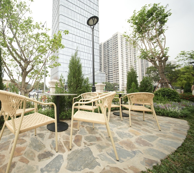 Qu&aacute;n cafe khủng ngay trong khu&ocirc;n vi&ecirc;n trường đại học đẹp nhất Việt Nam: Giao diện "tr&acirc;m anh thế phiệt", gi&aacute; cả c&oacute; đắt đỏ như lời đồn? - Ảnh 18.