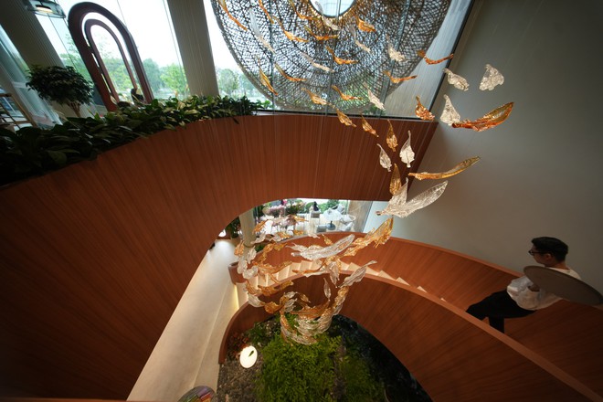 Qu&aacute;n cafe khủng ngay trong khu&ocirc;n vi&ecirc;n trường đại học đẹp nhất Việt Nam: Giao diện "tr&acirc;m anh thế phiệt", gi&aacute; cả c&oacute; đắt đỏ như lời đồn? - Ảnh 12.