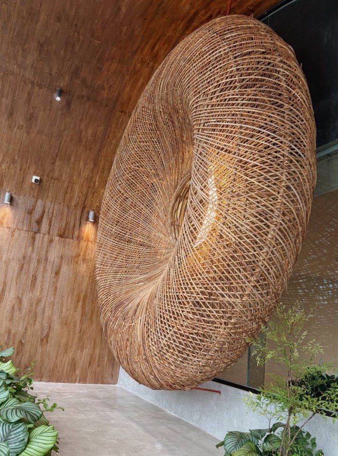 Qu&aacute;n cafe khủng ngay trong khu&ocirc;n vi&ecirc;n trường đại học đẹp nhất Việt Nam: Giao diện "tr&acirc;m anh thế phiệt", gi&aacute; cả c&oacute; đắt đỏ như lời đồn? - Ảnh 13.