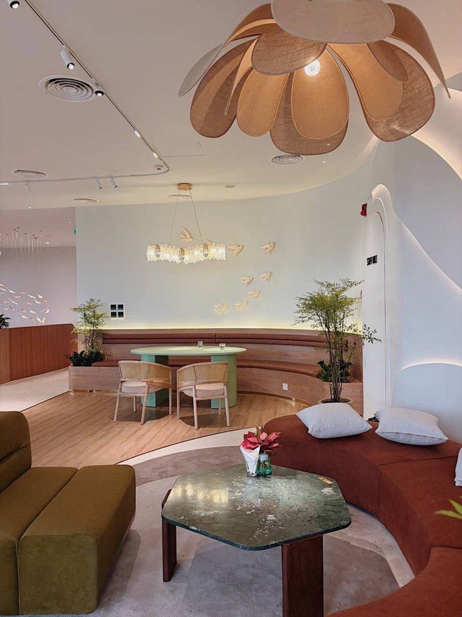 Qu&aacute;n cafe khủng ngay trong khu&ocirc;n vi&ecirc;n trường đại học đẹp nhất Việt Nam: Giao diện "tr&acirc;m anh thế phiệt", gi&aacute; cả c&oacute; đắt đỏ như lời đồn? - Ảnh 9.