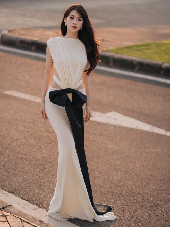 Đứng cạnh Tiểu Vy l&ugrave;n hơn hẳn 20cm, nhưng tiểu thư n&agrave;y c&oacute; khu&ocirc;n mặt đẹp đến mức chẳng cần chiều cao nữa - Ảnh 2.