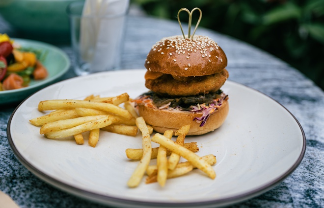 Qu&aacute;n cafe khủng ngay trong khu&ocirc;n vi&ecirc;n trường đại học đẹp nhất Việt Nam: Giao diện "tr&acirc;m anh thế phiệt", gi&aacute; cả c&oacute; đắt đỏ như lời đồn? - Ảnh 29.