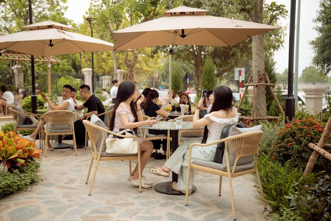 Qu&aacute;n cafe khủng ngay trong khu&ocirc;n vi&ecirc;n trường đại học đẹp nhất Việt Nam: Giao diện "tr&acirc;m anh thế phiệt", gi&aacute; cả c&oacute; đắt đỏ như lời đồn? - Ảnh 22.