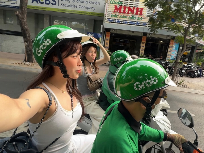 Nữ thần nổi tiếng ngồi Grab, dạo phố ở Việt Nam đăng ảnh khắp nơi - Ảnh 2.