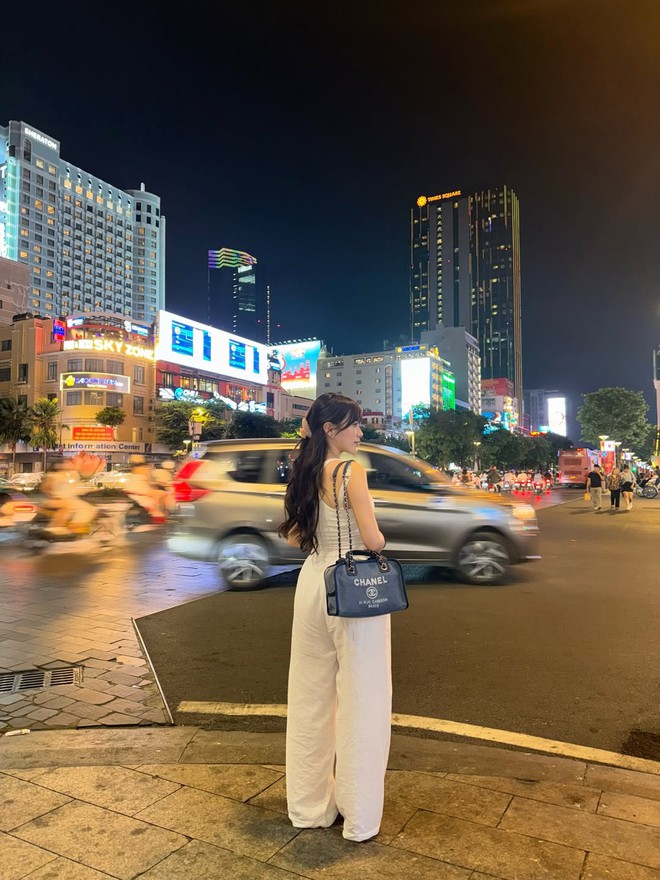 Nữ thần nổi tiếng ngồi Grab, dạo phố ở Việt Nam đăng ảnh khắp nơi - Ảnh 6.