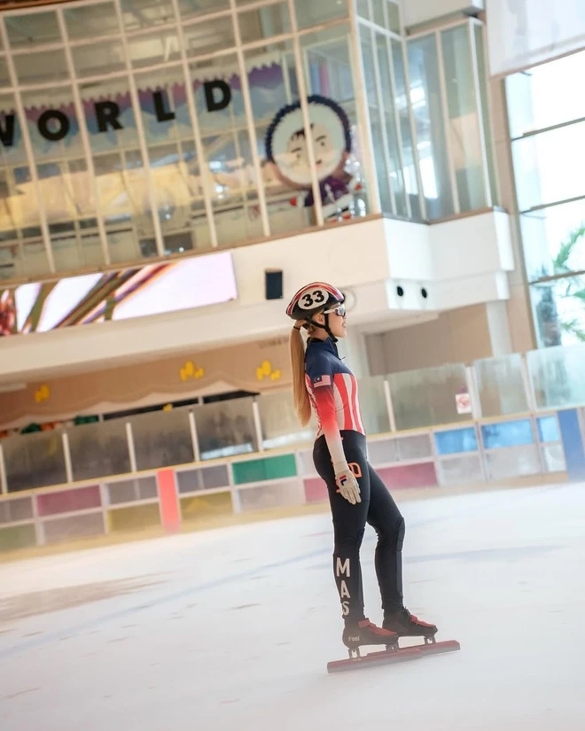 Nữ thần nổi tiếng ngồi Grab, dạo phố ở Việt Nam đăng ảnh khắp nơi - Ảnh 4.