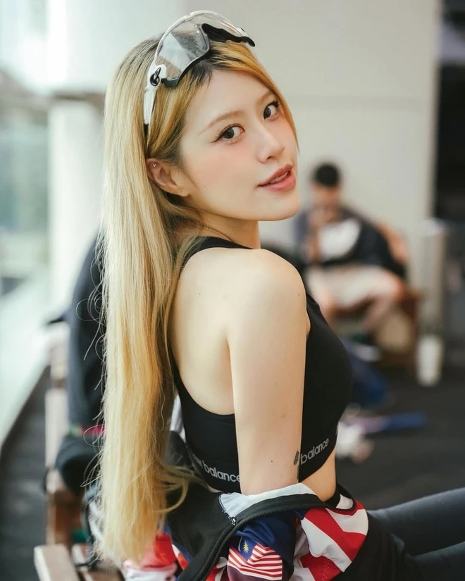 Nữ thần nổi tiếng ngồi Grab, dạo phố ở Việt Nam đăng ảnh khắp nơi - Ảnh 3.