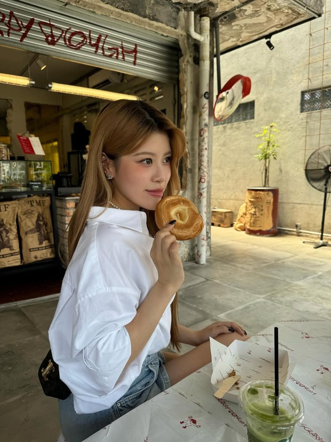 Nữ thần nổi tiếng ngồi Grab, dạo phố ở Việt Nam đăng ảnh khắp nơi - Ảnh 10.