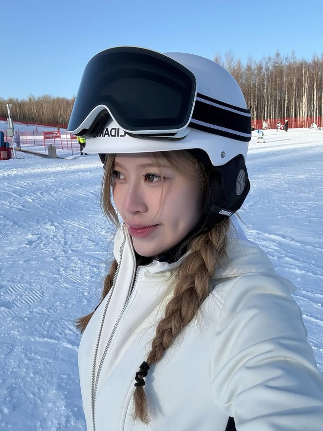 Nữ thần nổi tiếng ngồi Grab, dạo phố ở Việt Nam đăng ảnh khắp nơi - Ảnh 7.