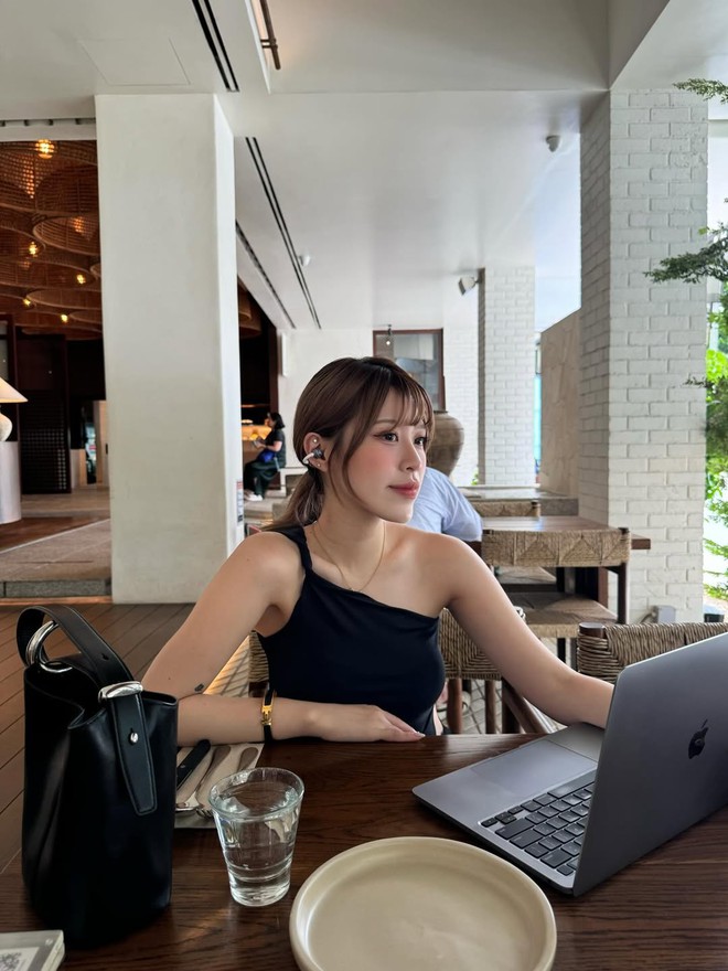 Nữ thần nổi tiếng ngồi Grab, dạo phố ở Việt Nam đăng ảnh khắp nơi - Ảnh 8.