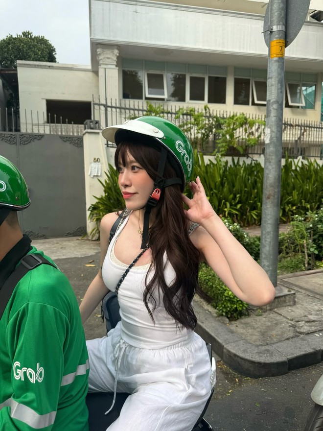 Nữ thần nổi tiếng ngồi Grab, dạo phố ở Việt Nam đăng ảnh khắp nơi - Ảnh 1.