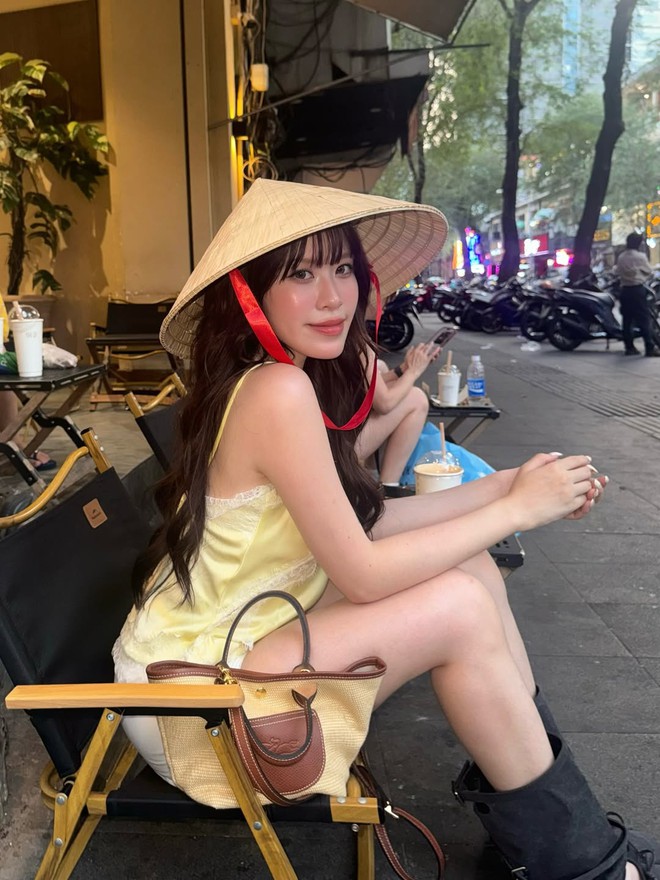 Nữ thần nổi tiếng ngồi Grab, dạo phố ở Việt Nam đăng ảnh khắp nơi - Ảnh 5.