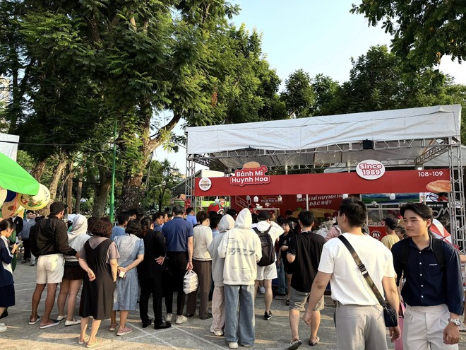 C&oacute; thể gặp cả th&agrave;nh phố ở Lễ hội B&aacute;nh m&igrave; Việt Nam h&ocirc;m nay, kh&aacute;ch ng&oacute; lơ mọi gian h&agrave;ng chỉ để chen ch&acirc;n mua một ổ Huynh Hoa  - Ảnh 20.