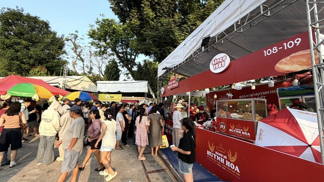 C&oacute; thể gặp cả th&agrave;nh phố ở Lễ hội B&aacute;nh m&igrave; Việt Nam h&ocirc;m nay, kh&aacute;ch ng&oacute; lơ mọi gian h&agrave;ng chỉ để chen ch&acirc;n mua một ổ Huynh Hoa  - Ảnh 21.