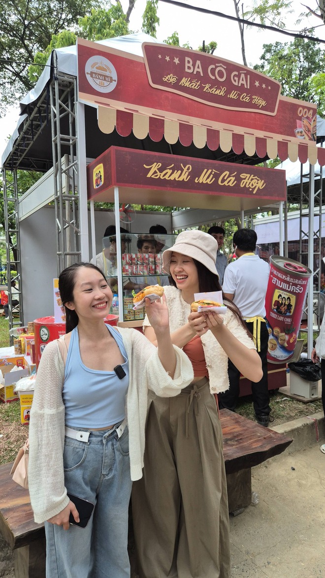 C&oacute; thể gặp cả th&agrave;nh phố ở Lễ hội B&aacute;nh m&igrave; Việt Nam h&ocirc;m nay, kh&aacute;ch ng&oacute; lơ mọi gian h&agrave;ng chỉ để chen ch&acirc;n mua một ổ Huynh Hoa  - Ảnh 23.