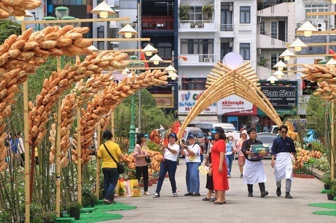 C&oacute; thể gặp cả th&agrave;nh phố ở Lễ hội B&aacute;nh m&igrave; Việt Nam h&ocirc;m nay, kh&aacute;ch ng&oacute; lơ mọi gian h&agrave;ng chỉ để chen ch&acirc;n mua một ổ Huynh Hoa  - Ảnh 6.
