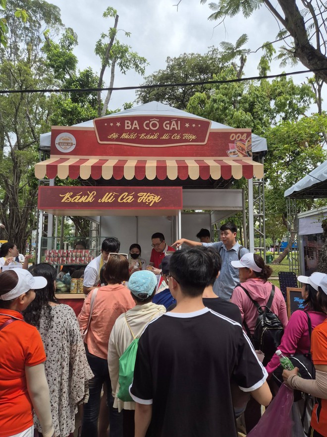C&oacute; thể gặp cả th&agrave;nh phố ở Lễ hội B&aacute;nh m&igrave; Việt Nam h&ocirc;m nay, kh&aacute;ch ng&oacute; lơ mọi gian h&agrave;ng chỉ để chen ch&acirc;n mua một ổ Huynh Hoa  - Ảnh 22.
