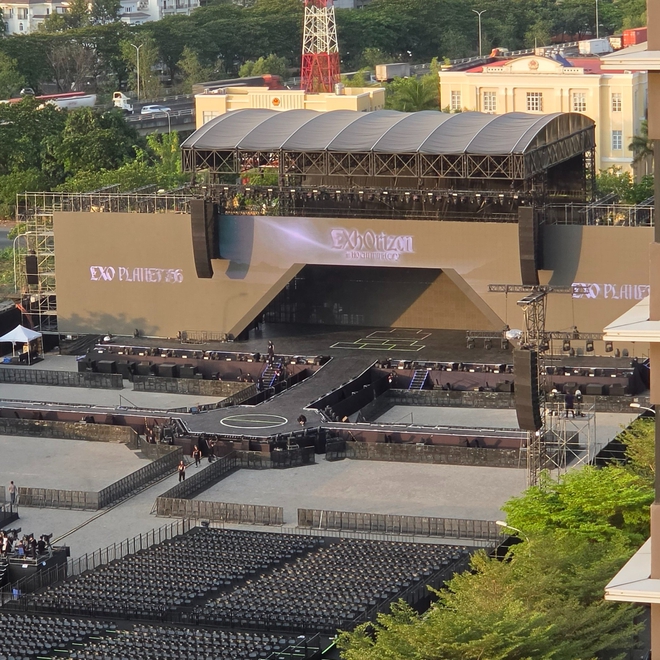 Kh&aacute;ch nhận ph&ograve;ng kh&aacute;ch sạn view thẳng s&acirc;n khấu concert EXO tại TP.HCM: "Nếu biết sẽ thế n&agrave;y th&igrave; t&ocirc;i đ&atilde; chẳng cần mua v&eacute; nữa&hellip;&rdquo; - Ảnh 2.