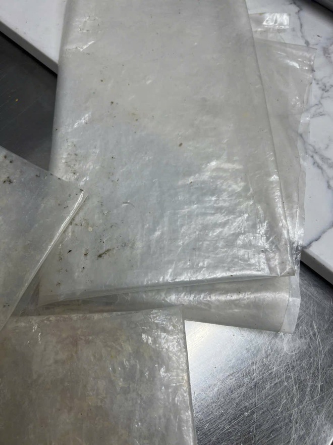 X&ocirc;n xao h&igrave;nh ảnh nghi vấn bếp bẩn tại tiệm b&aacute;nh nổi tiếng H&agrave; Nội, đại diện qu&aacute;n ch&iacute;nh thức l&ecirc;n tiếng - Ảnh 1.