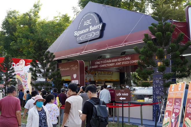 C&oacute; thể gặp cả th&agrave;nh phố ở Lễ hội B&aacute;nh m&igrave; Việt Nam h&ocirc;m nay, kh&aacute;ch ng&oacute; lơ mọi gian h&agrave;ng chỉ để chen ch&acirc;n mua một ổ Huynh Hoa  - Ảnh 4.