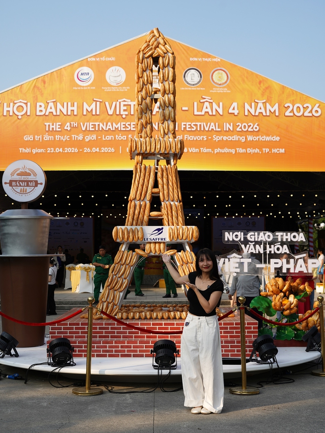 C&oacute; thể gặp cả th&agrave;nh phố ở Lễ hội B&aacute;nh m&igrave; Việt Nam h&ocirc;m nay, kh&aacute;ch ng&oacute; lơ mọi gian h&agrave;ng chỉ để chen ch&acirc;n mua một ổ Huynh Hoa  - Ảnh 2.