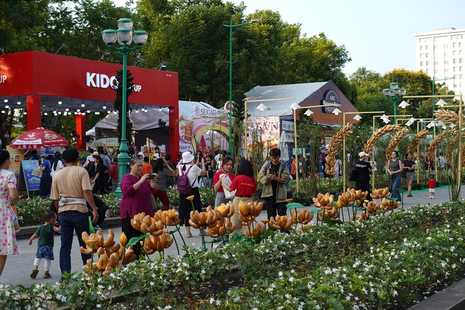 C&oacute; thể gặp cả th&agrave;nh phố ở Lễ hội B&aacute;nh m&igrave; Việt Nam h&ocirc;m nay, kh&aacute;ch ng&oacute; lơ mọi gian h&agrave;ng chỉ để chen ch&acirc;n mua một ổ Huynh Hoa  - Ảnh 5.