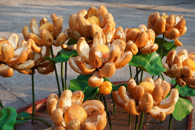 C&oacute; thể gặp cả th&agrave;nh phố ở Lễ hội B&aacute;nh m&igrave; Việt Nam h&ocirc;m nay, kh&aacute;ch ng&oacute; lơ mọi gian h&agrave;ng chỉ để chen ch&acirc;n mua một ổ Huynh Hoa  - Ảnh 3.