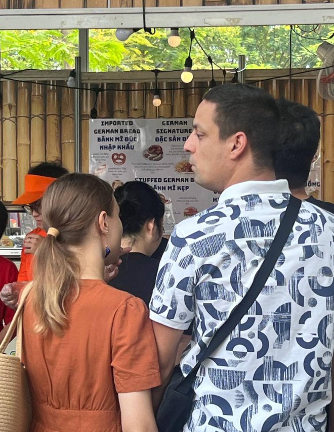 C&oacute; thể gặp cả th&agrave;nh phố ở Lễ hội B&aacute;nh m&igrave; Việt Nam h&ocirc;m nay, kh&aacute;ch ng&oacute; lơ mọi gian h&agrave;ng chỉ để chen ch&acirc;n mua một ổ Huynh Hoa  - Ảnh 15.