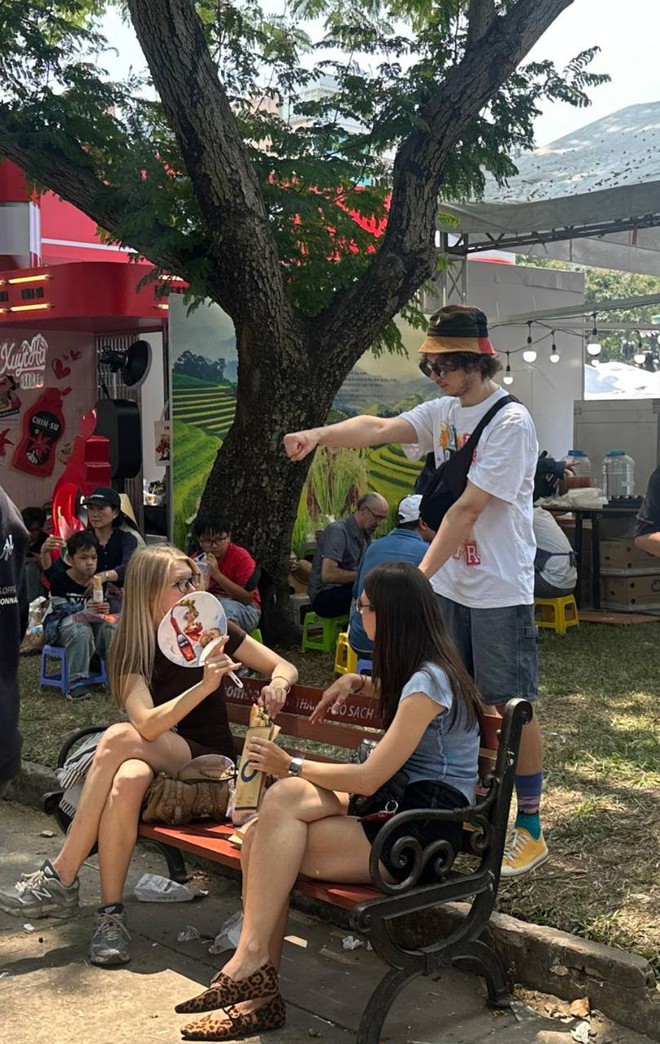 C&oacute; thể gặp cả th&agrave;nh phố ở Lễ hội B&aacute;nh m&igrave; Việt Nam h&ocirc;m nay, kh&aacute;ch ng&oacute; lơ mọi gian h&agrave;ng chỉ để chen ch&acirc;n mua một ổ Huynh Hoa  - Ảnh 16.