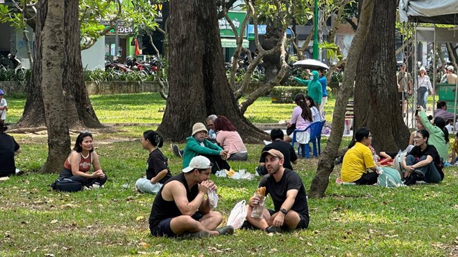 C&oacute; thể gặp cả th&agrave;nh phố ở Lễ hội B&aacute;nh m&igrave; Việt Nam h&ocirc;m nay, kh&aacute;ch ng&oacute; lơ mọi gian h&agrave;ng chỉ để chen ch&acirc;n mua một ổ Huynh Hoa  - Ảnh 17.