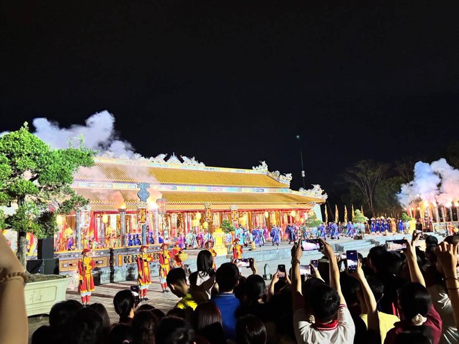 Lễ n&agrave;y, một nửa Việt Nam đang ở Huế! - Ảnh 2.