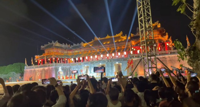 Lễ n&agrave;y, một nửa Việt Nam đang ở Huế! - Ảnh 1.