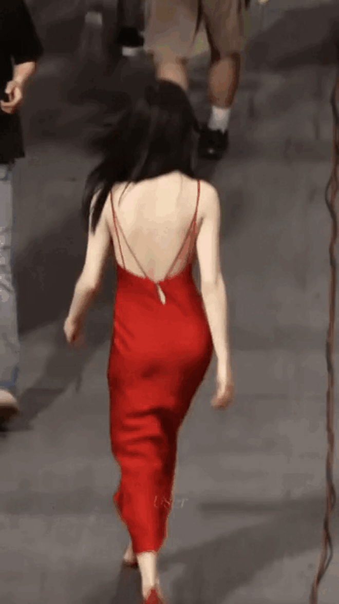 Mỹ nữ diện v&aacute;y đỏ khoe lưng trần viral khắp xứ Trung: 1,4 tỷ d&acirc;n kh&oacute; ai l&agrave;m lại- Ảnh 1.