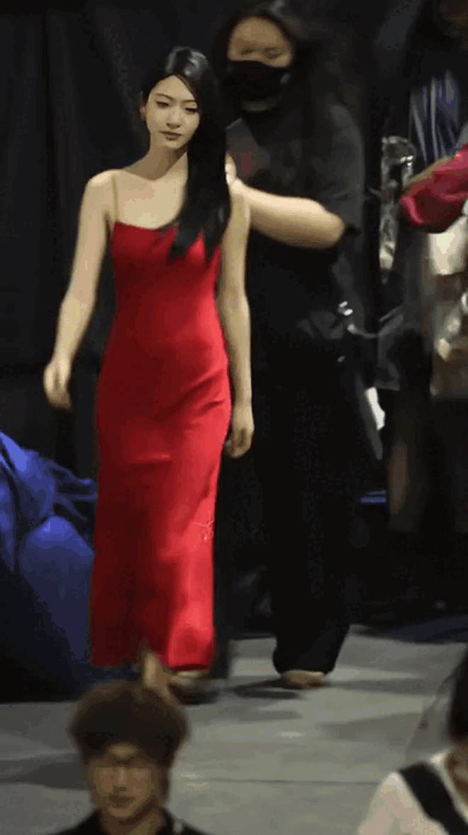 Mỹ nữ diện v&aacute;y đỏ khoe lưng trần viral khắp xứ Trung: 1,4 tỷ d&acirc;n kh&oacute; ai l&agrave;m lại- Ảnh 2.