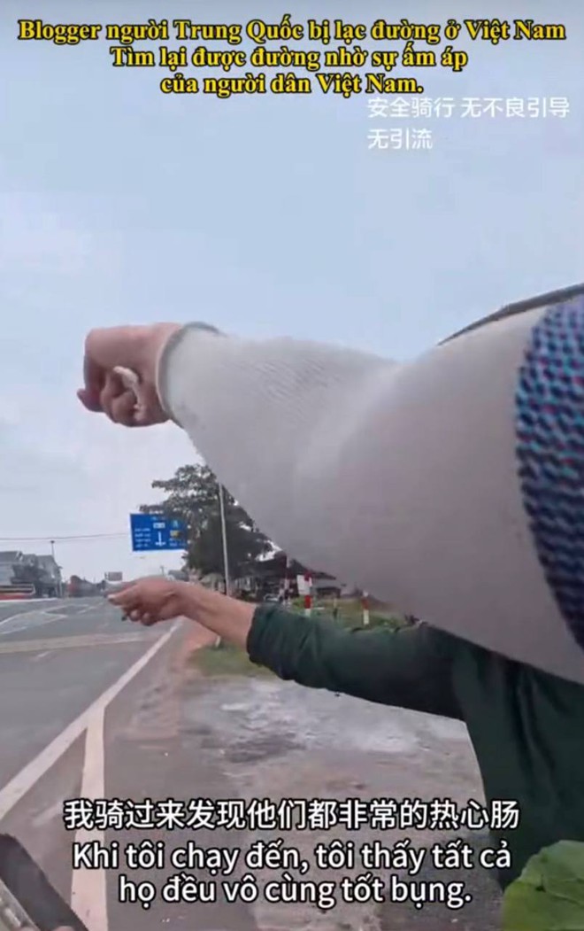 Kh&aacute;ch Trung Quốc đạp xe nhầm v&agrave;o cao tốc Bắc Nam, hoảng loạn cầu cứu người đi đường- Ảnh 2.