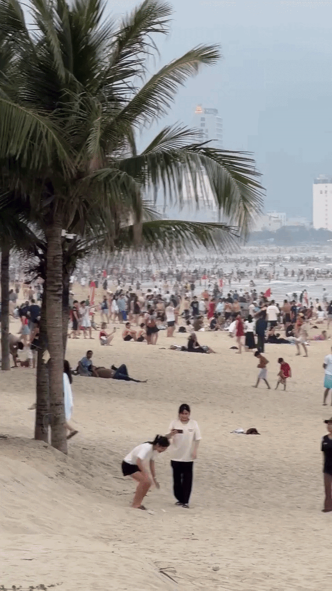 Cảnh tượng hiếm xảy ra ngay đầu tháng 4 ở Đà Nẵng - Ảnh 4.