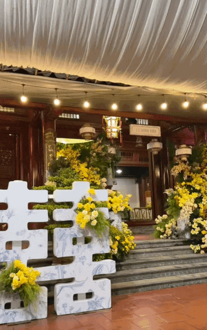 Chẳng cần v&agrave;ng đeo trĩu cổ hay sổ đỏ trao tay, đ&aacute;m cưới n&agrave;y vẫn to&aacute;t ra kh&iacute; chất "h&agrave;o m&ocirc;n" gia phong quyền qu&yacute; - Ảnh 6.